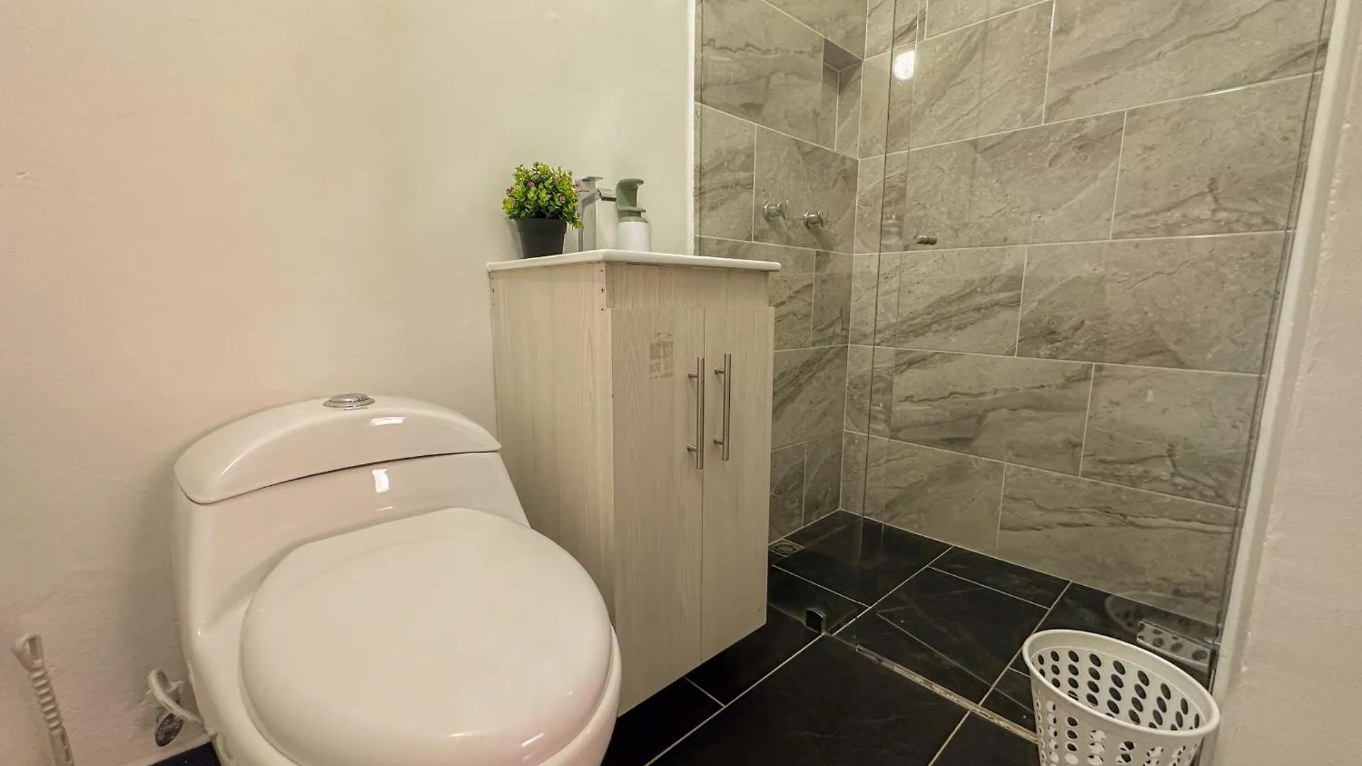 Guest house Casa Encanto, Apartamento - Habitaciones, Laureles-America Medellin